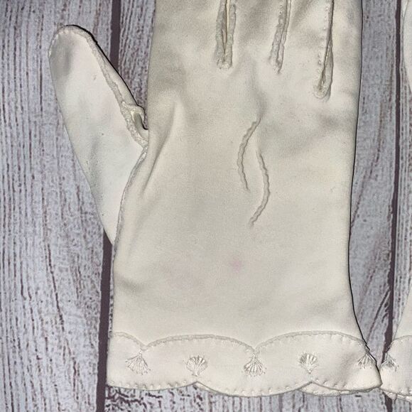 Vintage scallop edge embroidered white gloves 
XS/small women - Picture 2 of 7